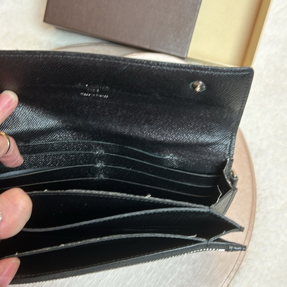 Louis Vuitton Wallet. Comes with a dust bag and a beautiful box. 2 - Picture 10 of 14